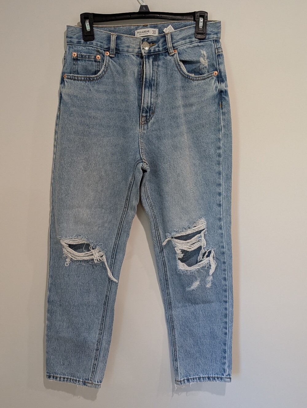 Pull & Bear Light Wash Distressed Women’s Jeans (size 6) Classic Highrise